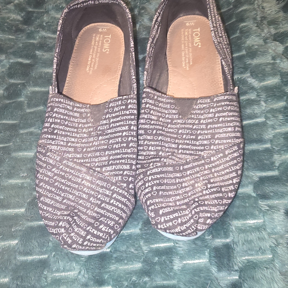TOMS Women's Black Text Print Flats